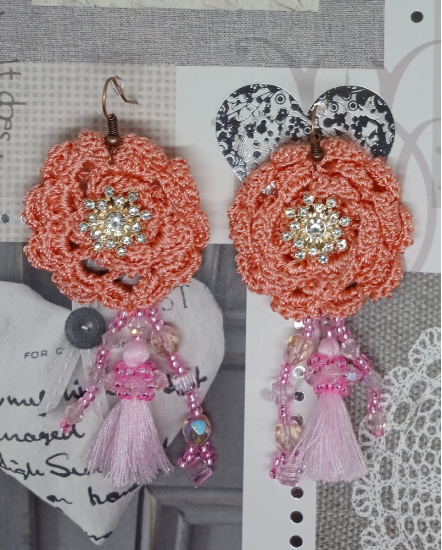 Háčkované  dizajnové náušnice "Nosím svoju ženskosť  "